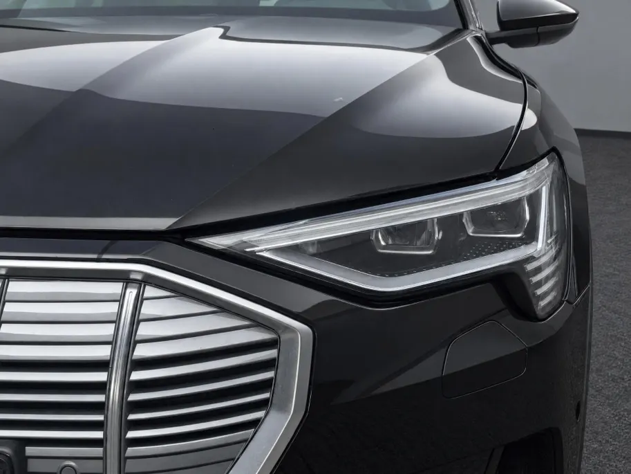 Audi e-tron 55 quattro edition 95 kWh 408pk · Panoramadak · 360 Camera · Afneembare Trekhaak · Lederen Bekleding · Elek. Stoelen + Geheugen Bestuurder ·