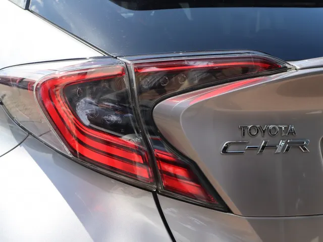 Toyota C-HR 1.8 Hybrid Bi-Tone Trekhaak | Leder | Blindspot | Stoelverwarmin