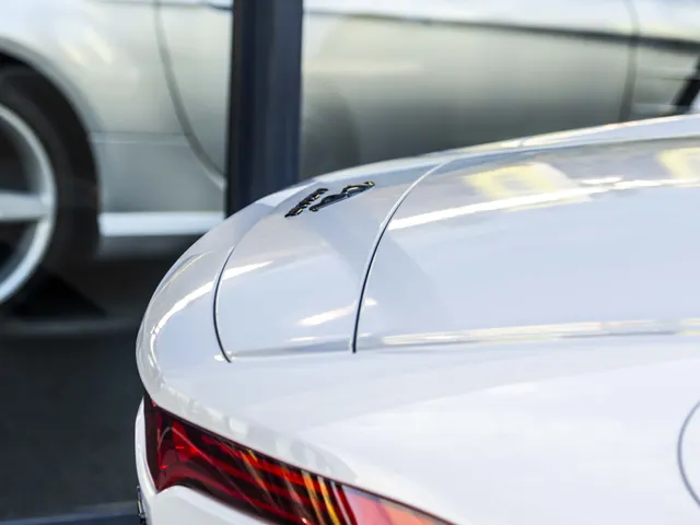 Jaguar F-TYPE P575 AWD R 75