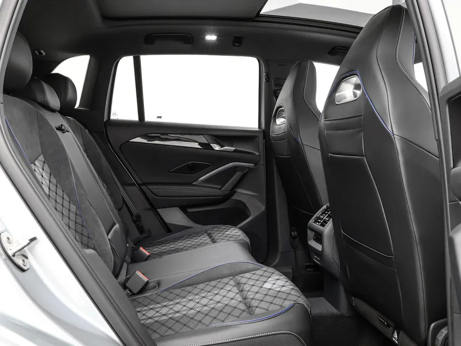 Volkswagen Tiguan 1.5 eHybrid 204pk DSG R-Line Edition · Panoramadak · 360 Camera · Inklap. Trekhaak · Matrix LED · Stuur- & Stoelverwarming + Massage · Achterbank verwarmd · Garantie t/m 09-10-2030 of 100.000km