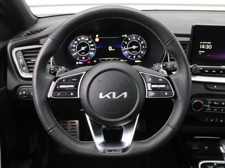 Kia Ceed 1.5 T-GDi GT-Line | Stuur-/stoelverwarming | Schuifdak | Cruise adapt. | Camera | 17" LM | LED | Dodehoek sensor | Draadloze lader |