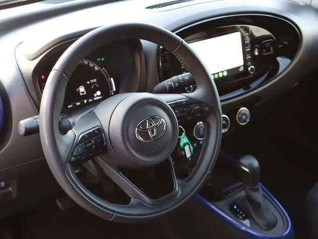 Toyota Aygo X 1.0 CVT Pulse Bi-tone Automaat | AllSeasons | Stoelverwarming