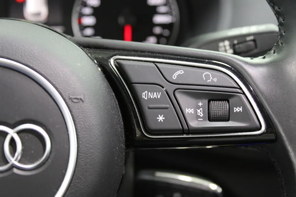 Audi Q2 1.4 TFSI CoD #limited Automaat / Carplay / PDC achter / Ambiance verlichting / Cruise control / Led /