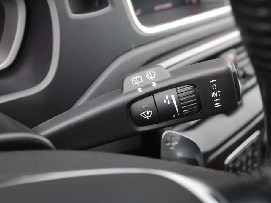 Volvo V40 Cross Country 1.5 T3 Dynamic Edition | Trekhaak | 17' LM | Panoramadak | Leer | PDC v+a | Camera | Stoel-/voorruitverwarming | HK audio |