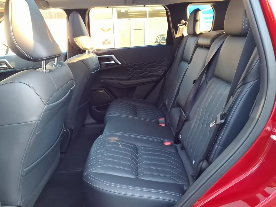 Mitsubishi Outlander PHEV Instyle Nu 5.000,- euro Korting 8 jaar Garantie. m26