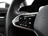 Volkswagen Golf 1.5 eTSI 130pk DSG R-Line · Apple/Android Car Play · P-Sensoren · Navigatie · Sfeerverlichting · 17 Inch · Garantie t/m 12-02-2028 of 100.000km