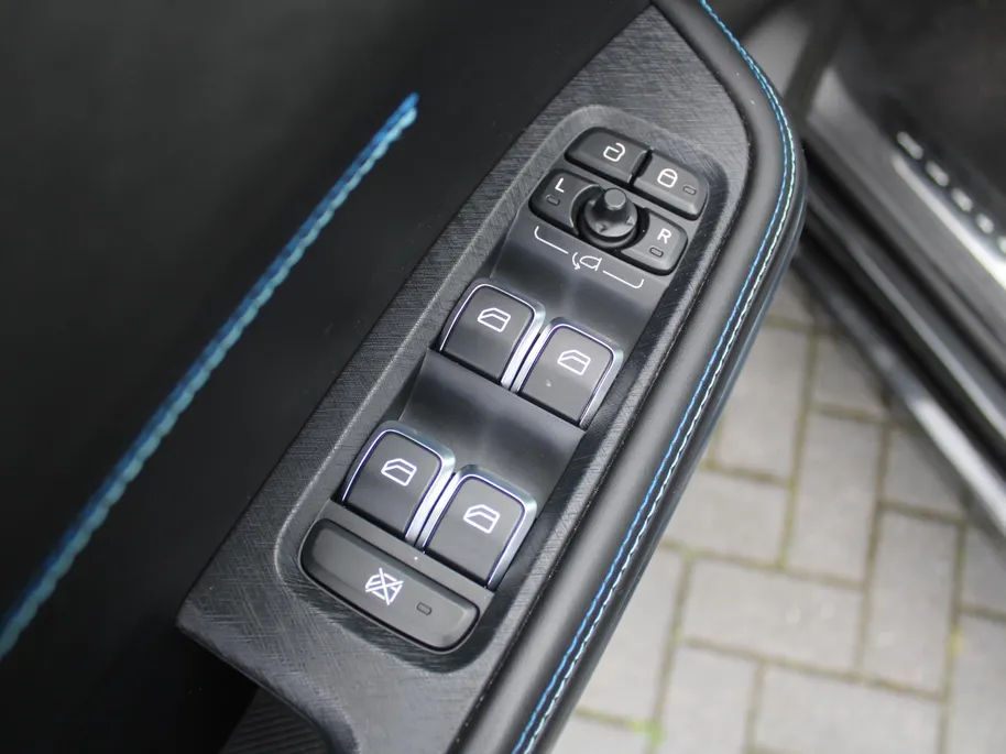 Lynk & Co 01 1.5 | PHEV | Trekhaak | Stoelverwarming | Elek. stoelverstelling + achterklep | Pano dak | Dodehoek detectie | Camera | 20' LM | HK Audio |
