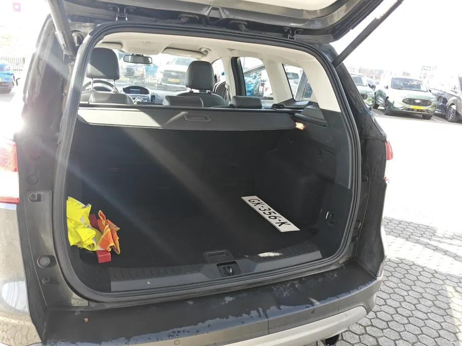Ford Kuga 1.5 Titanium - 2.000 kg trekgewicht - TREKHAAK - VOORRUITVERWARMING - PARKEERSENSOREN V+A