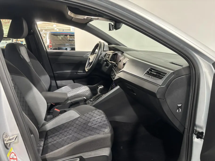 Volkswagen Taigo 115PK TSI R-Line Edition Automaat | Digital Cockpit | Camera | Adaptive Cruise Control | Apple CarPlay/Android Auto | 18' Lichtmetalen Velgen | Climate Control | Armsteun | Parkeersensoren |