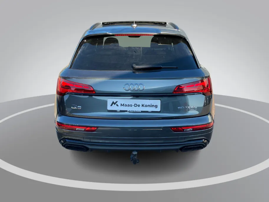 Audi Q5 50TFSIe 299PK S line · Panoramadak · Trekhaak · Camera + parkeersensoren · Apple/Android Car Play · Stoelverwarming ·