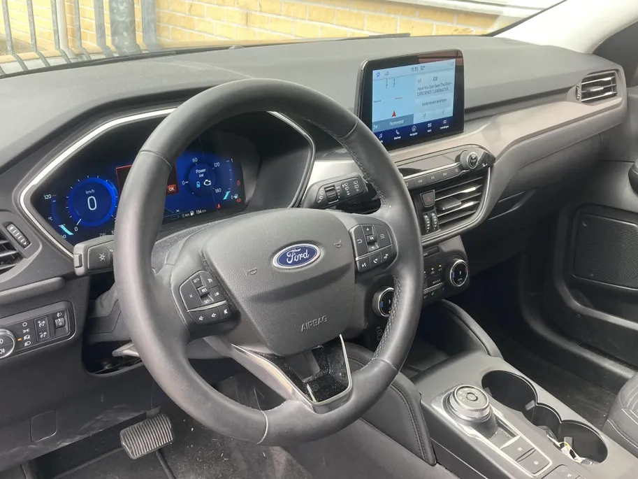 Ford Kuga 2.5 PHEV 225 pk Titanium Winter Pack - Draadloos opladen telefoon Origineel NL auto met weinig km.