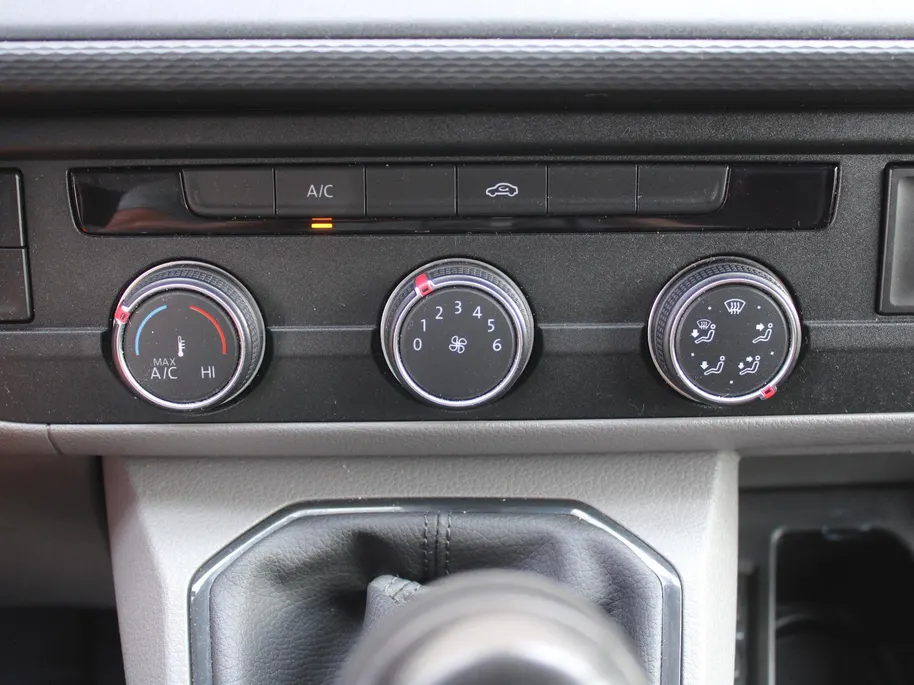 Volkswagen Transporter 2.0 TDI L2H1 28 Comfortline | 3-zits | Airco | Cruise | PDC | Apple Carplay | Android Auto | Volledig betimmerd |