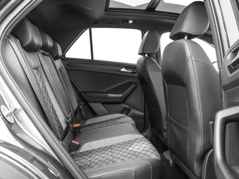 Volkswagen T-Roc 1.5TSI/150PK R-Line Business+ · Panoramadak · Trekhaak · Camera · Apple/Android Car Play · Navigatie · Stoelverwarming · Garantie t/m 09-10-2027 of 100000km.