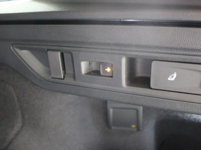 Volkswagen Passat Variant 1.5 eHybrid Business Trekhaak | Navigatie | Stoelverwarming | Head-Up Display |