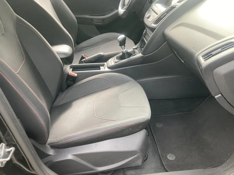 Ford Focus 1.0 Ecoboost 125 pk ST-Line Wagon Navigatie - Apple Carplay/ Android Auto - Active Park Assist - Privacy Glass