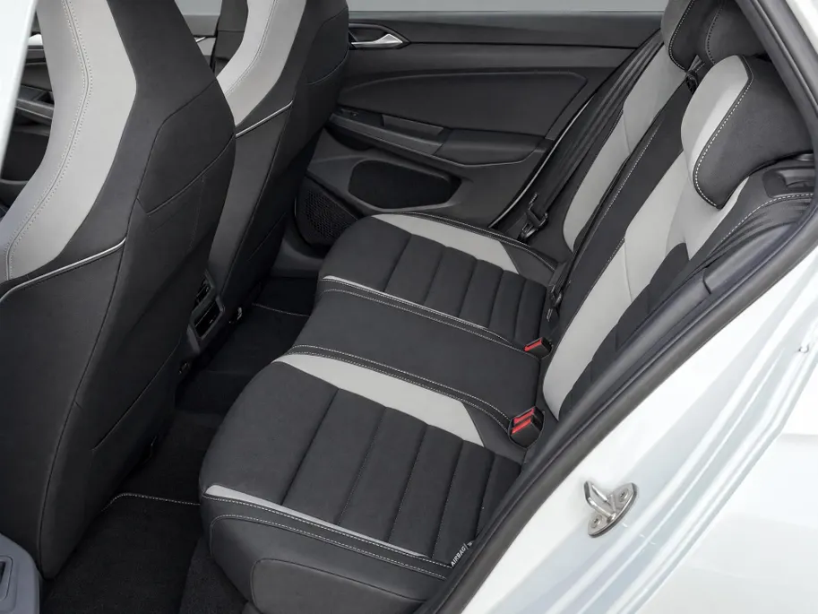 Volkswagen Golf 1.5 272pk DSG eHybrid GTE · Panoramadak · Leder · Trekhaak · Stoelventilatie · Camera · Elek. Voorstoel · Garantie t/m 21-09-2030 of 100.000km