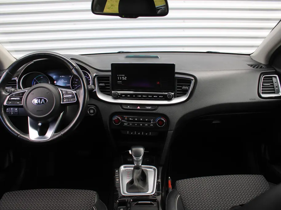 Kia Ceed Sportswagon 1.6 GDI PHEV DynamicPlusLine | Trekhaak | Stuur-/stoelverwarming | Plug-in | 16" LM | Clima | Camera | Cruise adapt. | Navi | LED |