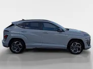 Hyundai Kona 1.6 GDI HEV N Line Sky | Apple Carplay/Android Auto | Kunstlederen/suede bekleding | Lichtmetalen velgen 5-spaaks 18 | Schuif/kanteldak