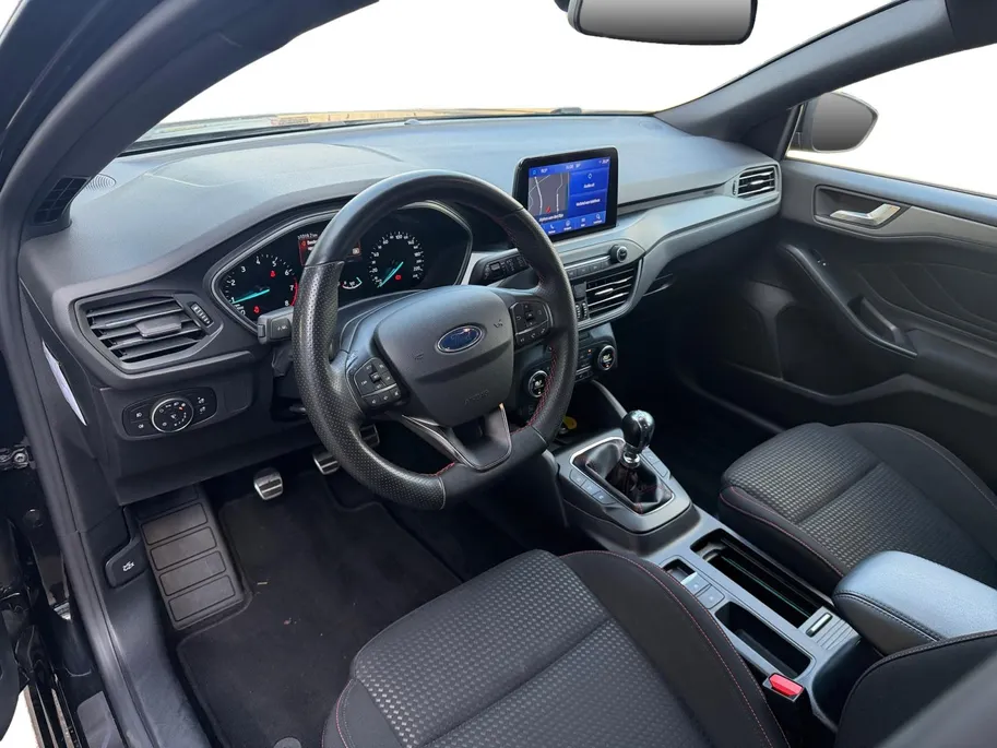 Ford Focus Wagon 1.0 EcoBoost Hybrid ST Line Style | Dealer onderhouden | NL auto | Winter pack | Trekhaak | Navigatie | Apple carplay & Android auto | Parkeersensoren voor en achter | Achteruitrijcamera | Cruise control | Draadloos opladen mobiel | Privacy glas | B