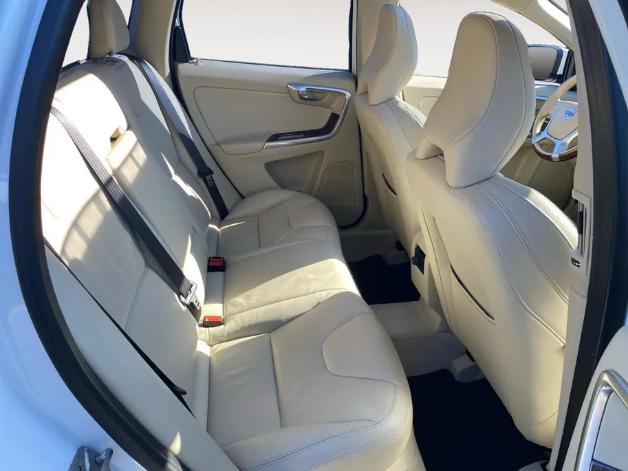 Volvo XC60 2.0 T5 Automaat Summum Luxury Line | Inscription Line | Pano Dak | NL-Auto | NAP | Trekhaak | Memory Seats | 20'| Camera | Stoelverwarming | Cruise Control | Navigatie | etc.