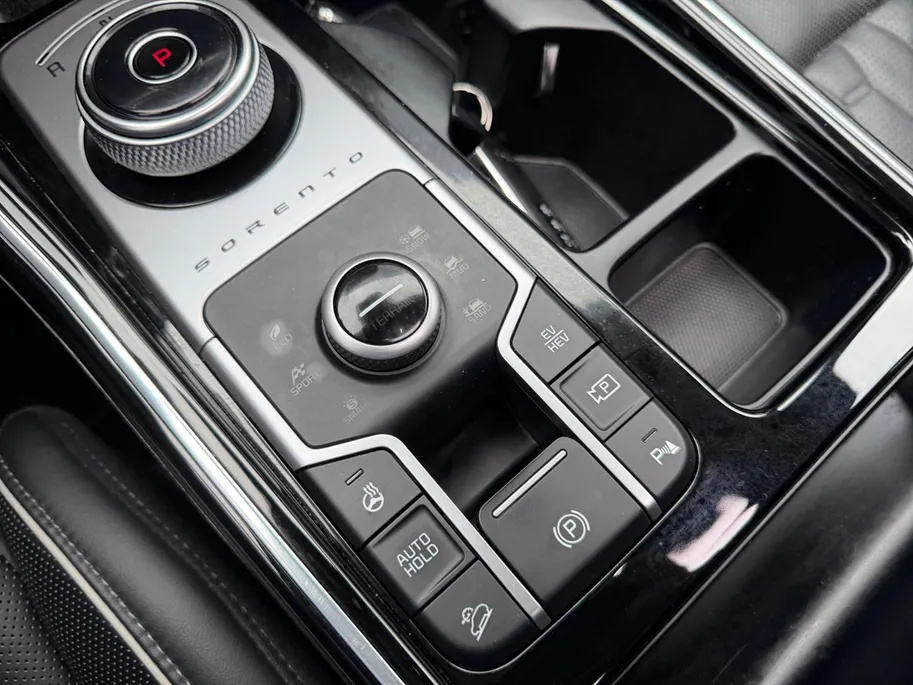 Kia Sorento 1.6 T-GDI Plug-in Hybrid 4WD ExecutiveLine 7 pers Meest luxe uitvoering | Zeer nette auto | Open dak | Lederen bekleding | 360 graden camera | Navigatie | Apple CarPlay & Android Auto |