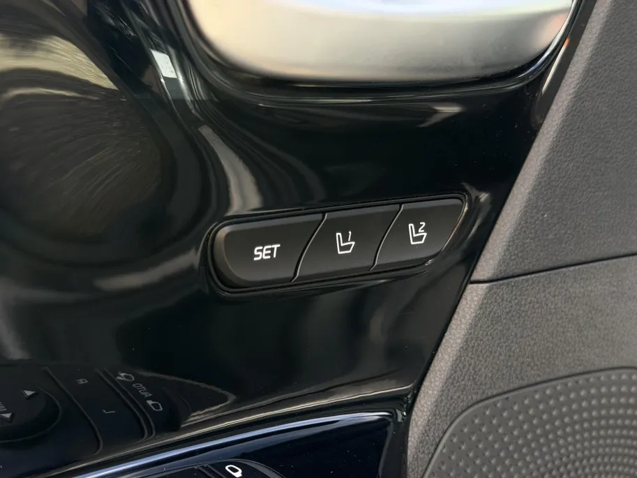 Kia e-Niro ExecutiveLine 64 kWh | Warmtepomp | Memory seats | Stoelverwarming- en ventilatie | JBL audio-installatie | Glazen schuif-/kanteldak | Dodehoekassistentie | Parkeersensoren voor- en achter | Apple/Android Carplay