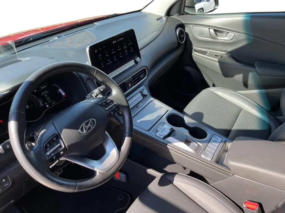 Hyundai Kona EV Premium 64 kWh | LAGE KM STAND! | Leder | Stoel- stuurverwarming | Navi