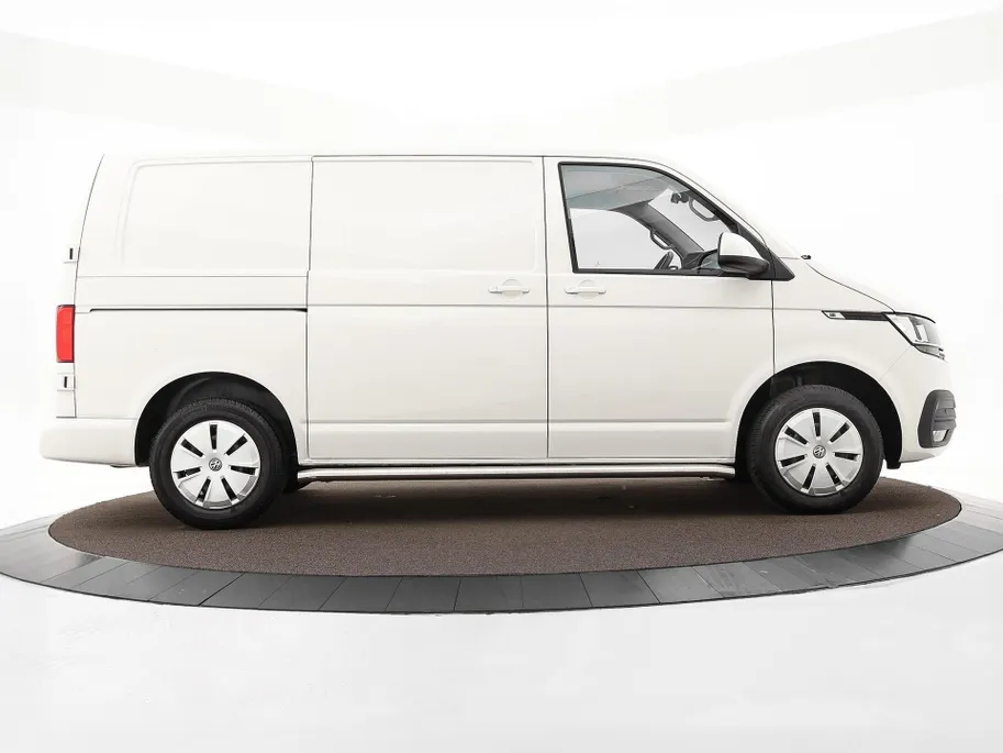 Volkswagen Bedrijfswagens Transporter 2.0 TDI L1H1 28 · Camera · Trekhaak · Apple/Android Car Play · Navigatie · Cruise Control · Vloerplaat · 16'' Inch · Garantie t/m 01-04-2028 of 100.000km