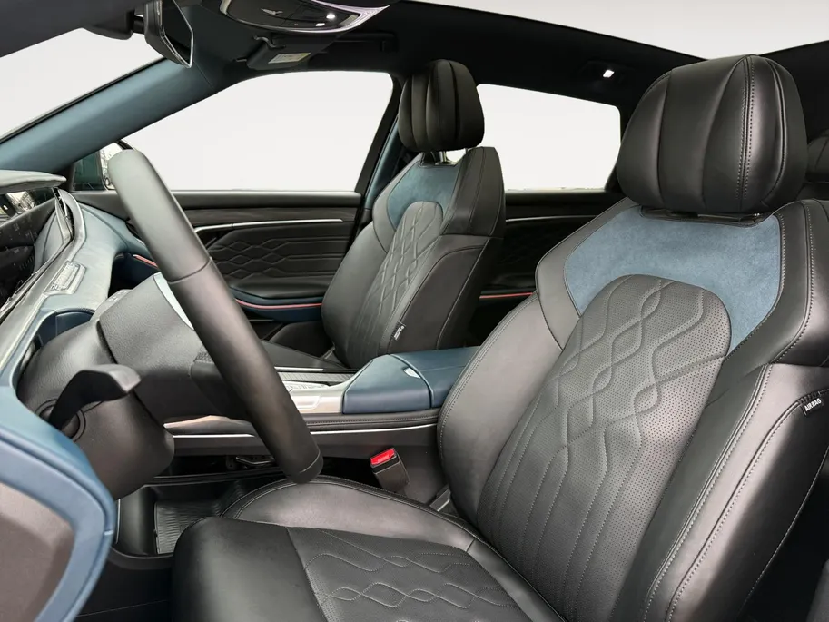 Voyah Free Flagship Edition 4WD 106 kWh | Full Option | 500 km rijbereik | Luchtvering | Stoelkoeling, -verwarming en -massage | Blackline exterieur & interieur |