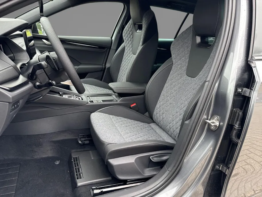 Škoda Octavia combi Sportline Business 1.5 TSI m-HEV 110 kW / 150 PK | Trekhaak wegklapbaar | Panoramisch schuif/kanteldak | 1.000,- inruilbonus!!
