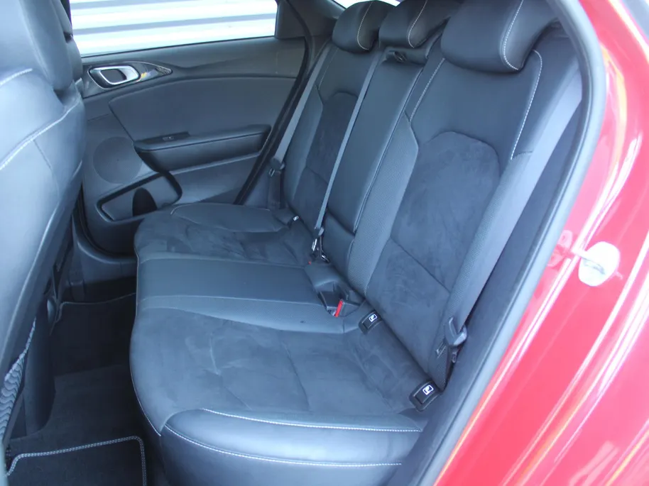 Kia ProCeed 1.4 T-GDI GT-Line | Trekhaak | Stuur-/stoelverwarming | Schuifdak | Camera | Cruise | Navi | 17" LM | Clima | LED |