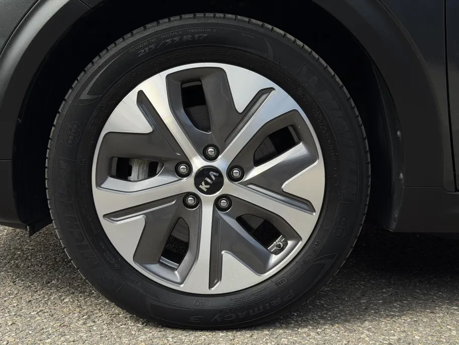 Kia e-Niro ExecutiveLine 64 kWh | Warmtepomp | Memory seats | Stoelverwarming- en ventilatie | JBL audio-installatie | Glazen schuif-/kanteldak | Dodehoekassistentie | Parkeersensoren voor- en achter | Apple/Android Carplay