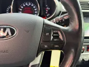 Kia Rio 1.2 CVVT ExecutiveLine Navigatie| Stoel verwarming| Camera| Lichtmetalen velgen| donker getint glas| Climate Control