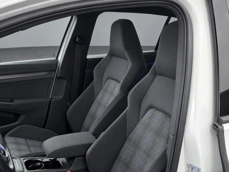Volkswagen Golf 1.4 eHybrid 245pk GTE · Panoramadak · Trekhaak · Apple/Android Car Play · Camera · Stoelverwarming ·