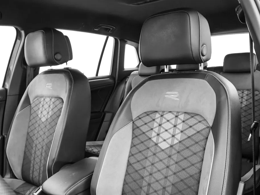 Volkswagen Tiguan 1.4 TSI 245pk DSG eHybrid R-Line Business · Apple/Android Car Play · Wegklapbare Trekhaak · Alarm · Dodehoek Detectie · Stoel-& Stuurverwarming · 19'' Inch ·