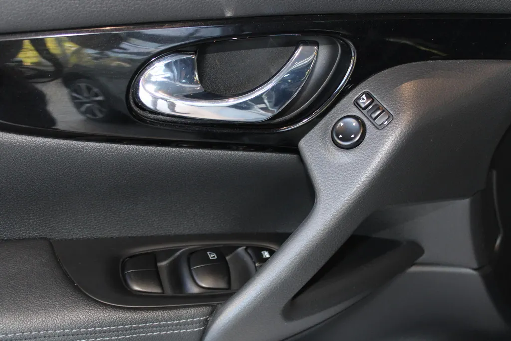 Nissan QASHQAI 1.2 Tekna | Automaat | Lederen bekleding | Electrische Stoel verstelling | 360grd camera | Parkeersensoren voor en achter | Dodehoek sensoren | Nette auto met weinig kilometers | Stoel verwarming |