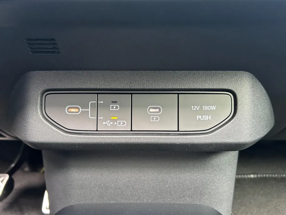 Kia EV4 Hatchback GT-PlusLine 81.4 kWh | Schuif/kanteldak | Lederen bekleding | 360 Graden camera | Head up display | Elektrische achterklep | Elektrische stoel verstelling met geheugen | Stoel verwarming + ventilatie voor | Dodehoek camera | Draadloze oplader | 