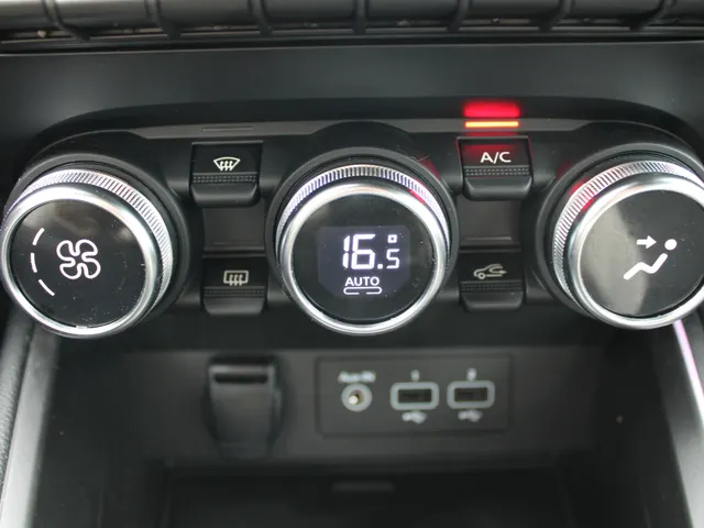 Renault Clio 1.0 TCe Intens | Climat Control | Navigatie groot scherm| Half leder |