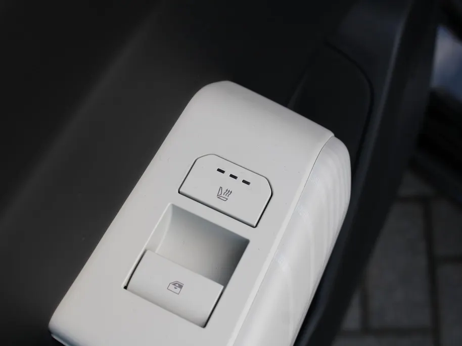 Kia EV4 Fastback GT-PlusLine 81.4 kWh | Schuifdak | Stuur-/stoelverwarming + ventilatie | Camera rondom | Elek. stoelverstelling | Leer | HUD | LED | 19' LM |