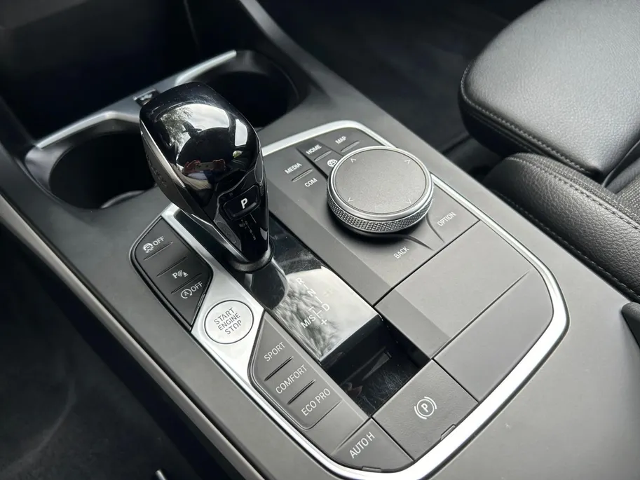 BMW 1 Serie 116i Introduction Edition Navi , parkeersensoren , climate , cruise , tel , lm velgen .