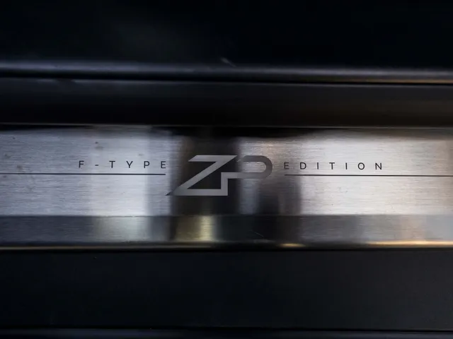 Jaguar F-TYPE P575 AWD R 75
