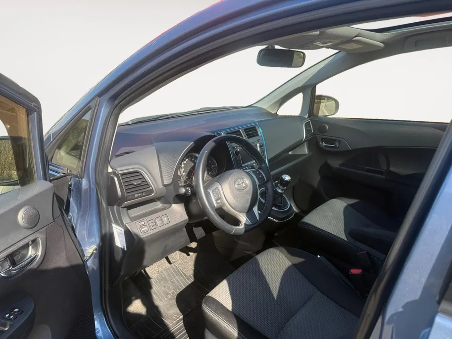 Toyota Verso-S 1.3 VVT-i Dynamic | Achteruitrij Camera | Panorama Dak | Parkeersensoren | Airco | Bluetooth | Hoge Instap | 12 Maanden Bovag Garantie