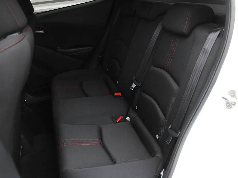 Mazda 2 1.5 e-SkyActiv-G 90PK 6MT Homura | Stuur-/stoelverwarming | Camera | Dodehoek detectie | LED | 16' LM | Carplay | Clima | Cruise |