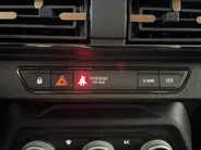 Dacia Jogger 1.8 hybrid 155 limited edition 7p. AUTOMAAT NAVI AIRCO CAMERA CRUISE CONTROLE APPLE CARPLAY ANDROID AUTO LM VELGEN 7 STOELEN !!LET OP RIJDENDE DEMO VRAAG NAAR ACTUELE KMSTAND!!!