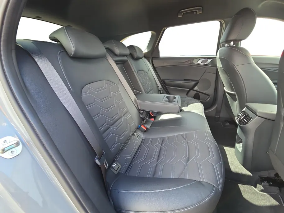 Kia Ceed Sportswagon 1.0 T-GDi MHEV Design Edition | Zeer compleet | Stoel & stuurverwarming | Achteruitrijcamera | JBL audio | Adaptieve cruise control | Elektrische achterklep | Fabrieksgarantie | NAP