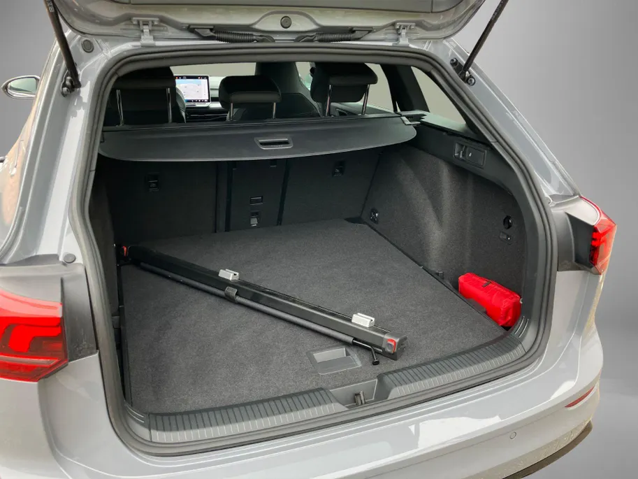 Volkswagen Golf Variant 1.5eTSI/150PK R-Line DSG · Navigatie · Trekhaak · Camera + Parkeersensoren · Garantie t/m 09-09-2030 Of 100000km.