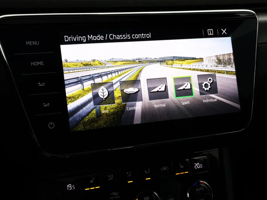 Škoda Superb Combi 1.4 TSI iV 218pk DSG Sportline Business · Panoramadak · 360 Camera · Inklap. Trekhaak · Matrix LED · Canton Audio · Elek. Stoelen + Geheugen ·