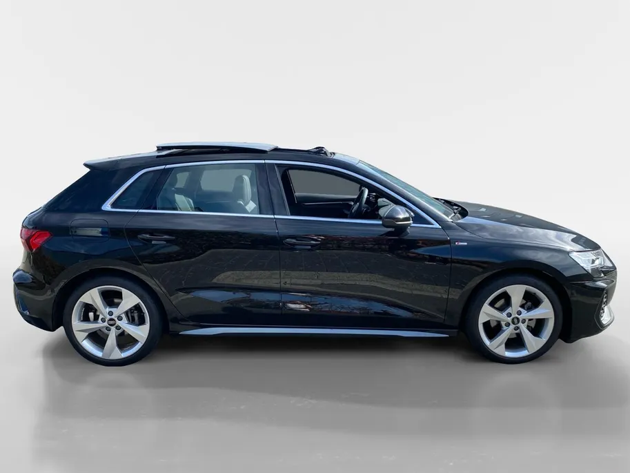 Audi A3 Sportback 35 TFSi mild-Hybrid S-Tronic aut. S Edition S Line Sportstoelen | Pano dak | SONOS Sound | Camera | Stoelverwarming | CarPlay | Cruise Control adapt. | Etc.