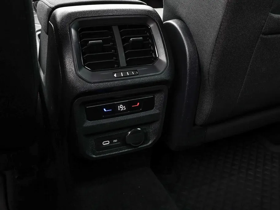 Volkswagen Tiguan 1.4 TSI eHybrid 245pk DSG Life Business · Camera · Inklap. Trekhaak · Stuur- & Stoelverwarming · Parkeerassistent · Apple/Android Car Play ·