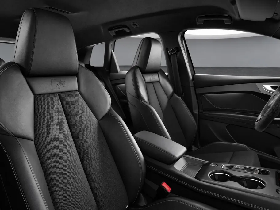 Audi Q4 Q4 S edition performance 286 PK · Exterieurpakket zwart · Elek. wegklapbare trekhaak · Privacy glas